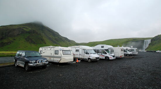 unser Gespann mit anderen Wohnmobilen vor dem Skógafoss