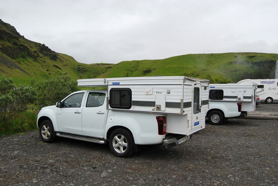 Pickup mit Klapp-Campingaufsatz