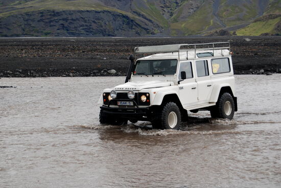 Land Rover bei Flußdurchfahrt