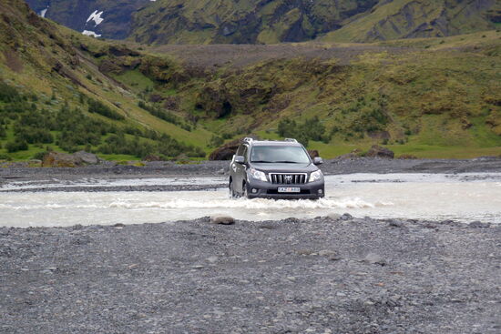 Toyota Land Cruiser bei Flußdurchfahrt