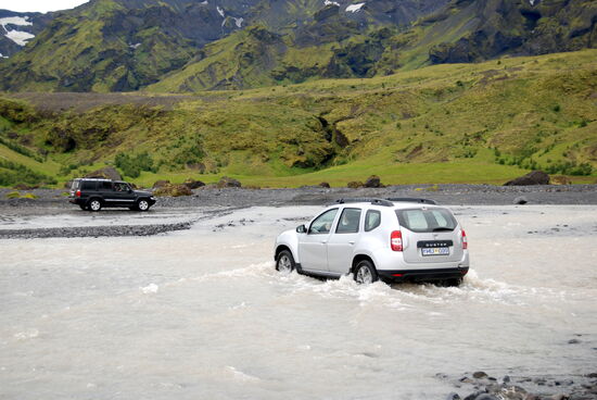 Dacia Duster bei Flußdurchfahrt