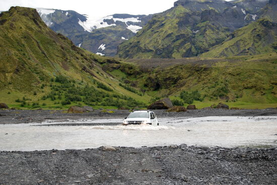 Dacia Duster viel zu schnell im Wasser