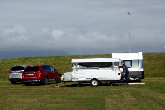 Klappwohnwagen wird aufgeklappt