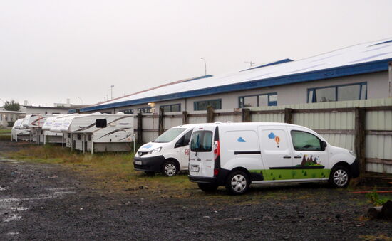 abgestellte Mini-Camper und Absetzkabinen