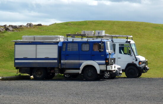 ehemaliges THW-Fahrzeug Iveco, dahinter Mercedes
