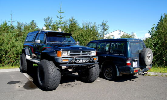 Toyota 4Runner mit vergrößertem Fahrwerk, dahinter Mitsubishi Pajero