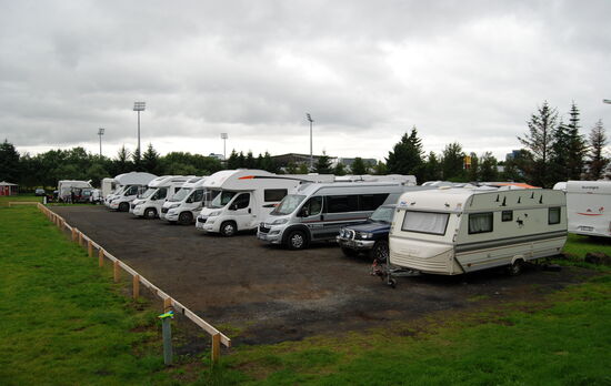 Wohnmobile auf dem Campingplats, vorn unser Gespann