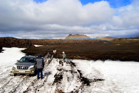 Toyota Land Cruiser steckt im Schnee fest