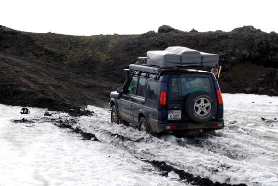Land Rover steckt im Schnee fest