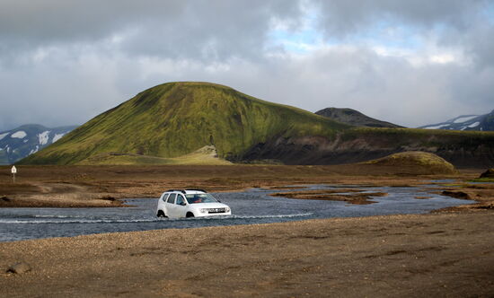 Dacia Duster bei der Flußdurchfahrt