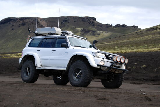 Nissan Patrol mit vergrößertem Fahrwerk