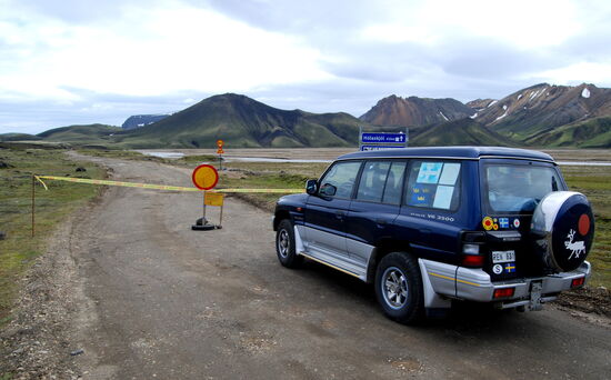 unser Mitsubishi Pajero vor der gesperrten Hochlandpiste
