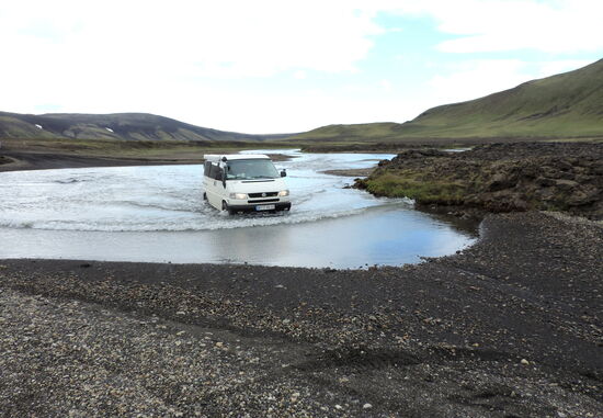 VW Bus bei der Flußdurchfahrt