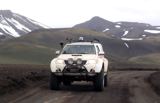 Toyota Land Cruiser der Rettungsgesellschaft mit vergrößertem Fahrwerk