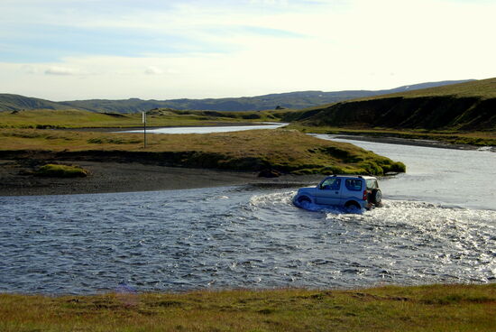 Suzuki Jimny bei der Flußdurchfahrt