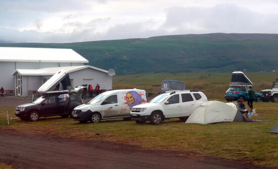 verschiedene Fahrzeuge auf dem Campingplats
