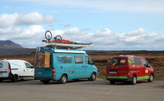 rechts Nissan-Minicamper, links Mercedes-Ausbau
