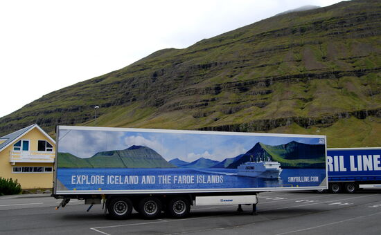 Reklame der Fähre auf einem Auflieger