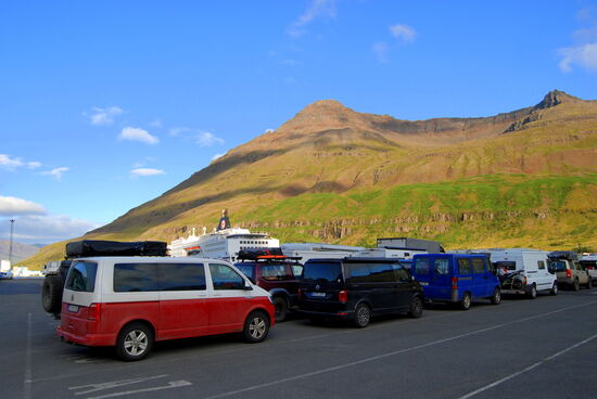 Warteschlange an der Fähre: VW Bus-artige