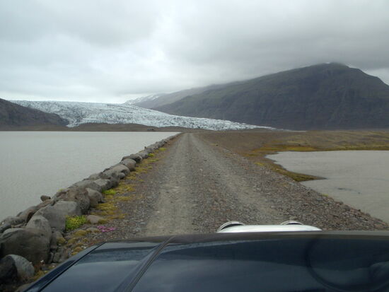 auf dem Damm Richtung Gletscher