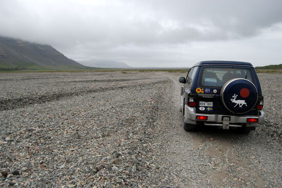 Rückfahrt durch das Geröllbett des Flusses Austurfljót