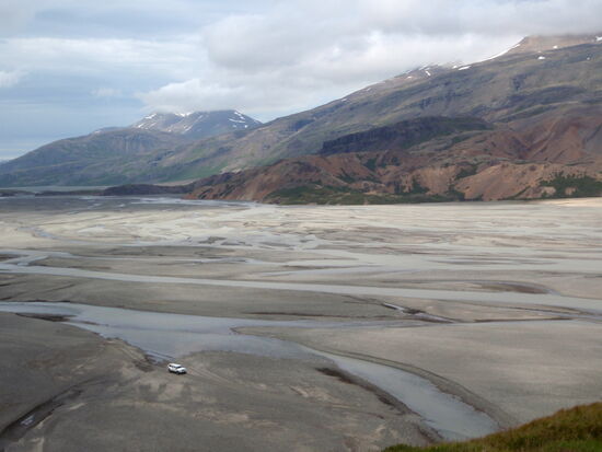 Fahrzeug im Flußbett