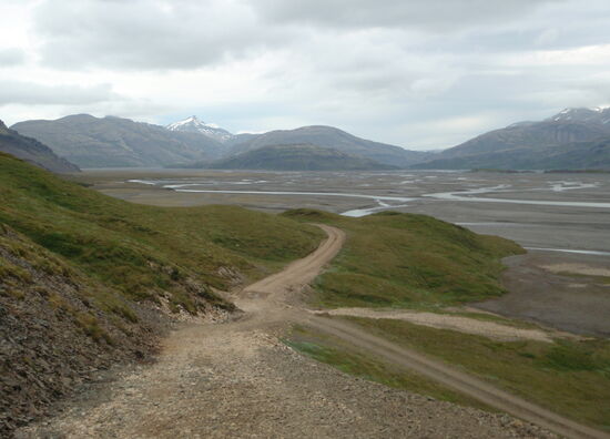 die Piste schlängelte sich oberhalb des Flusses entlang