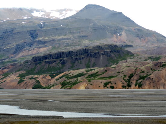 interessante Bergformationen am Fluß
