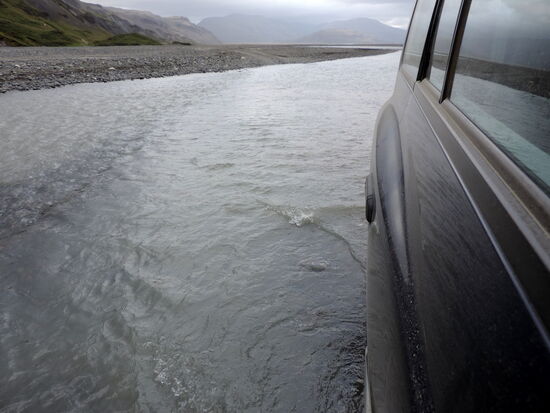 langsam, ohne Wellen fährt man durch Gewässer