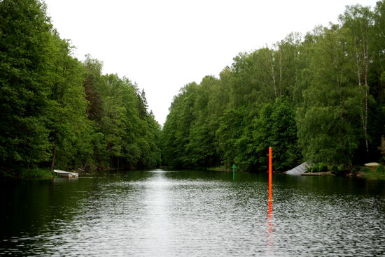 in der schmalen Zufahrt zur Schleuse Gustavsfors