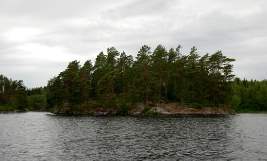 Kanufahrer an einer Insel