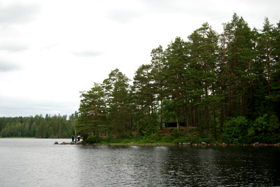 Kanufahrer an einer Insel mit Windschutzhütte