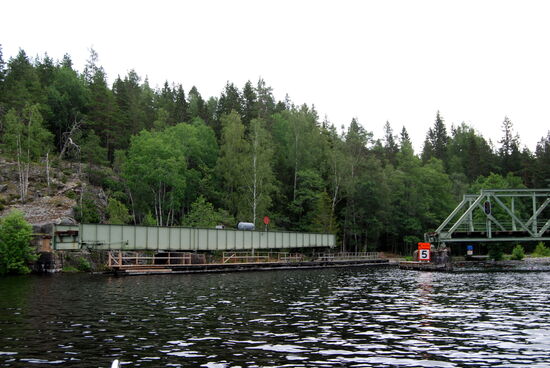 Eisenbahndrehbrücke vor der 20: Schleuse, für unser kleines Boot hätte man sie nicht drehen müssen