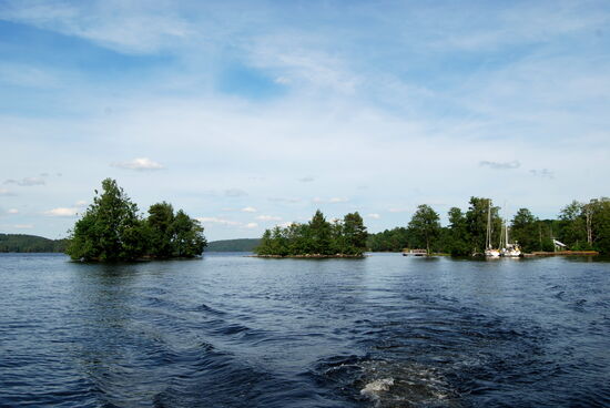Vorbeifahrt am Gästehafen Baldersnäs
