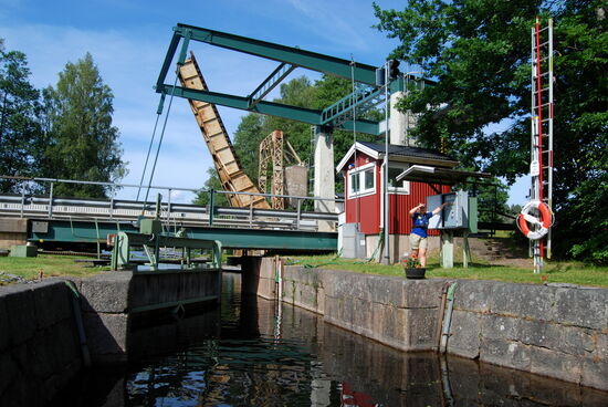 in der Schleuse von Långbron mit Straßen- und Eisenbahnbrücke