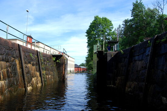 es folgten viele Schleusen in dem schmalen Fahrweg von Dals Långed und Mustadfors durch Stadt- und Industriegebiete