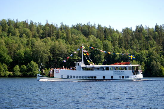 unterwegs begegnete uns ein Touristenboot