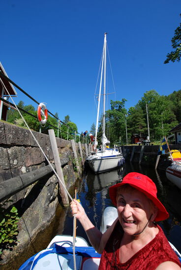 in der Schleuse von Buterud mit zwei Segelbooten
