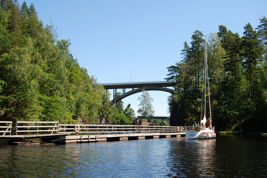 dann kamen bald die Straße- und die Eisenbahnbrücke von Håverud in Sicht