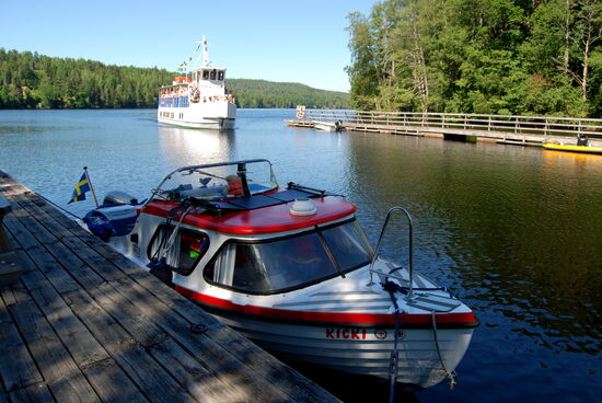 und warteten auf das Touristenboot