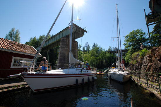 mit Segelbooten in der nächsten Schleuse