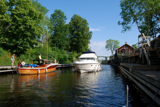 reger Bootsverkehr an der Schleuse