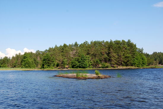schmaler Durchfahrt hinter die Insel Hinnön