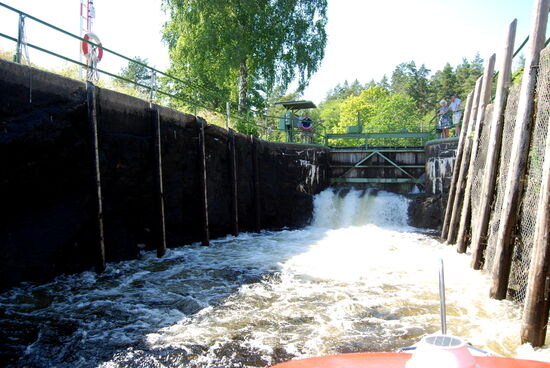 Schleuse Upperud, das Wasser läuft in die Kammer um uns anzuheben