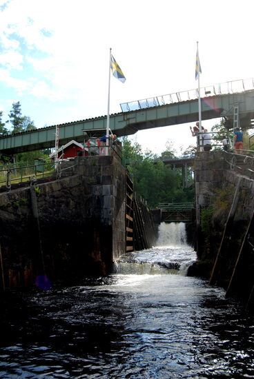die mittleren Schleusenkammern werden geflutet