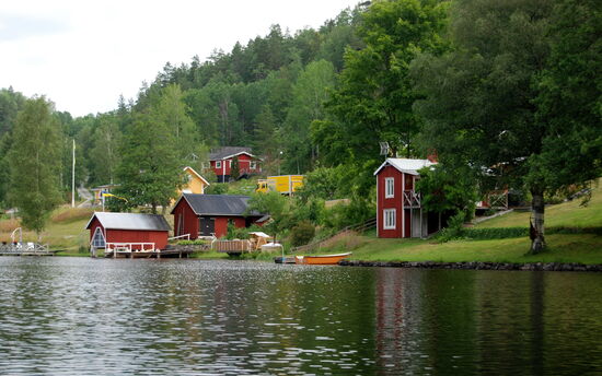 kleine Siedlung am Ufer