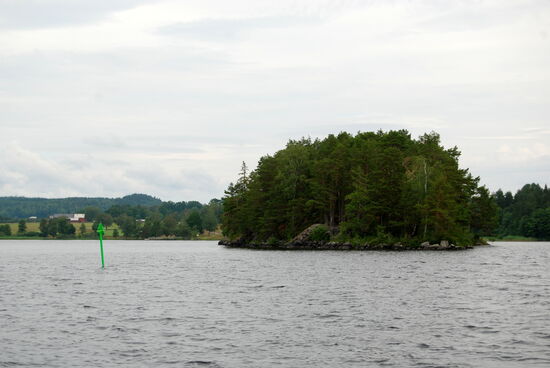 Insel Bondholmen im See Råvarp, im Hintergrund Högsby mit den Felsritzungen
