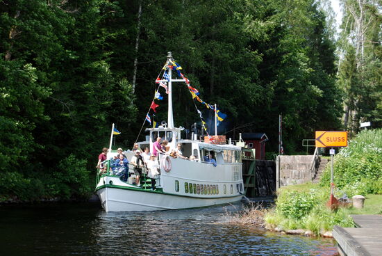 vor der Schleuse von Dals Långed mußten wir erst ein Touristboot abwarten