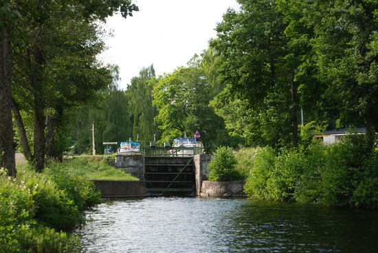 Schleuse Billingsfors, noch liegen die entgegenkommenden Boote hoch über uns