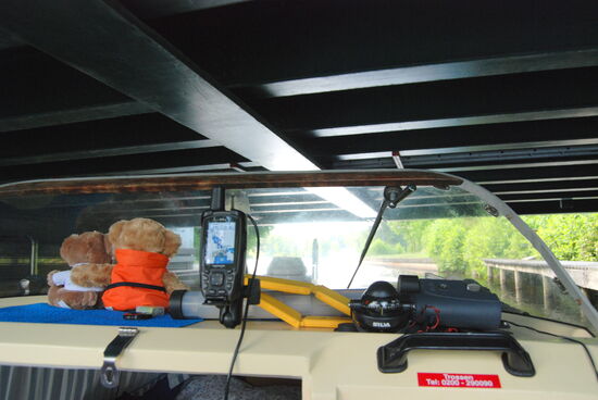 hinter der Schleuse unterfuhren wir eine niedrige Brücke